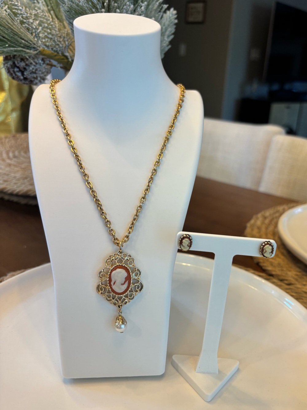 Vintage Sarah Coventry Cameo Necklace Earring Set Gold Tone Filigree Pearl 25"